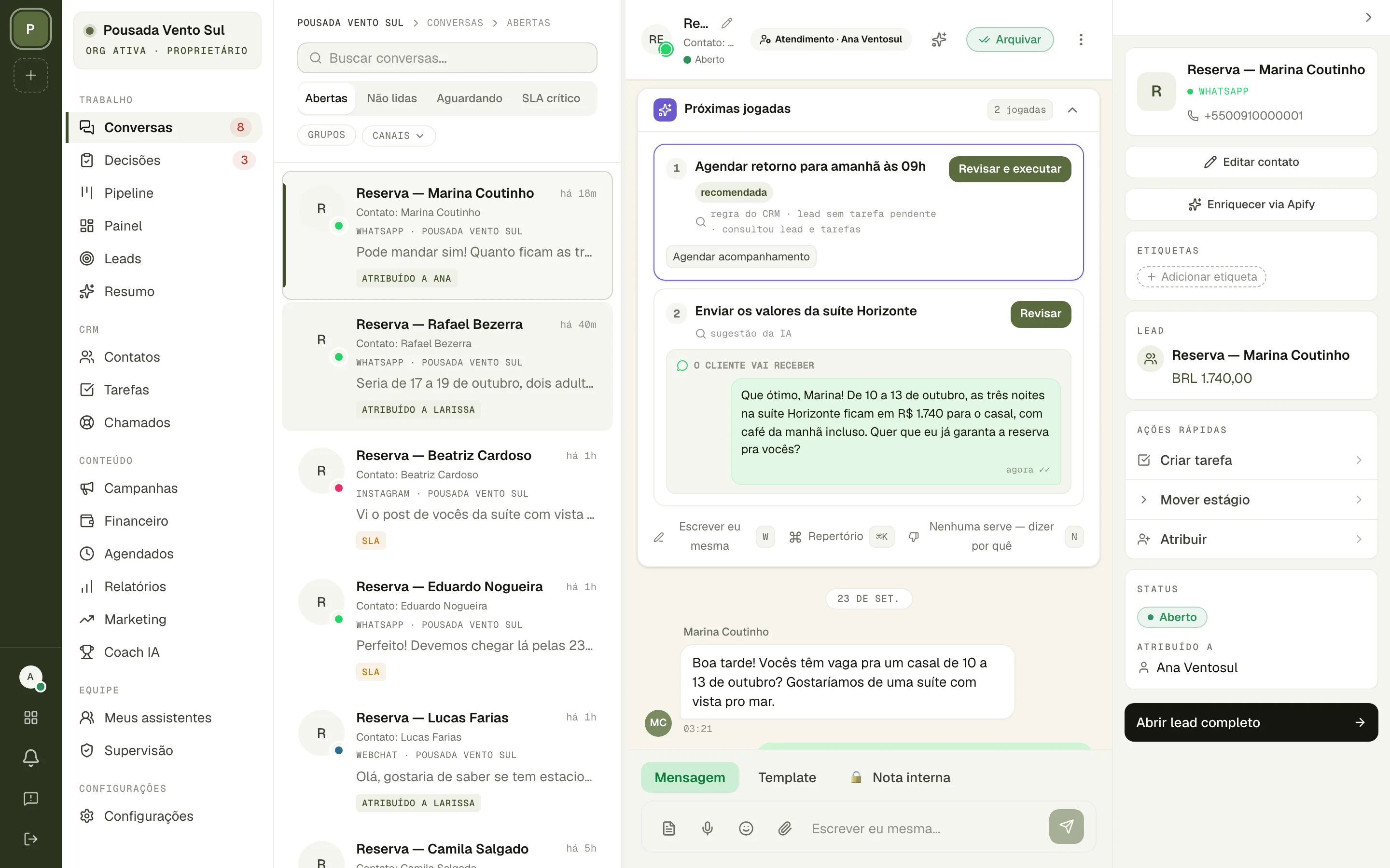 Conversa de WhatsApp no MayCRM, com o painel de próximas jogadas sugeridas pelo copiloto ao lado